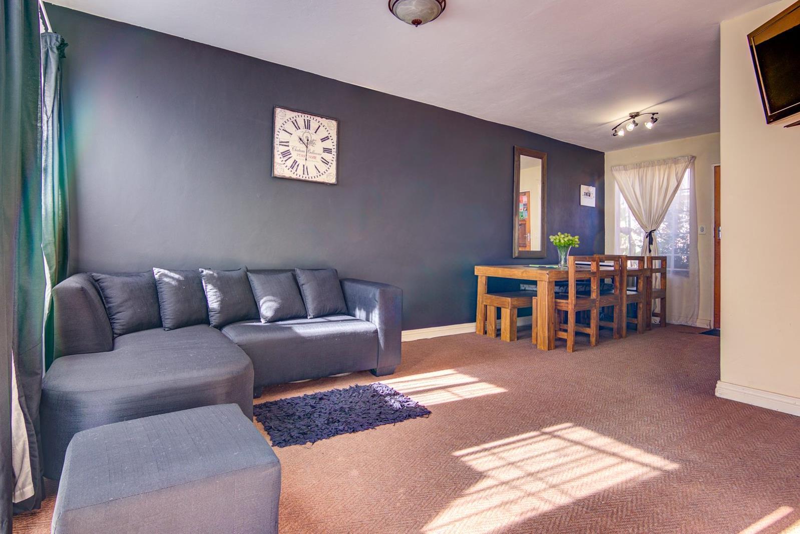 2 Bedroom Townhouse in Van Riebeeck Park