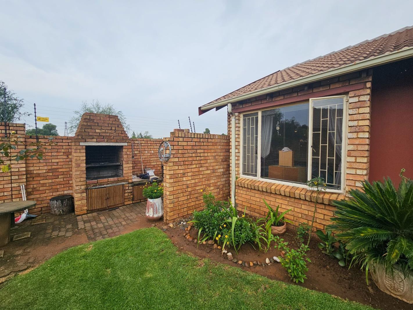 3 Bedroom Townhouse in Dalpark Ext 1