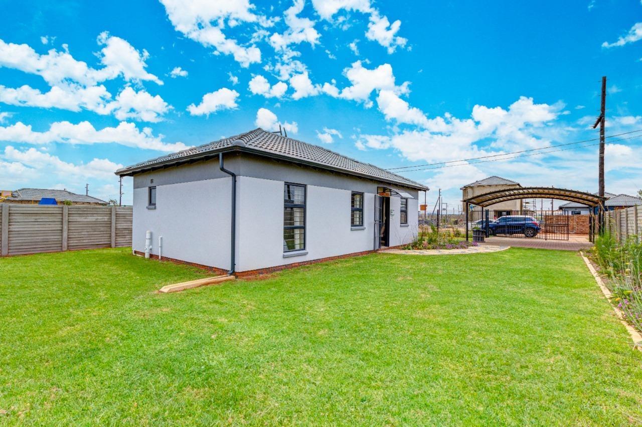 3 Bedroom House in Meadowlands