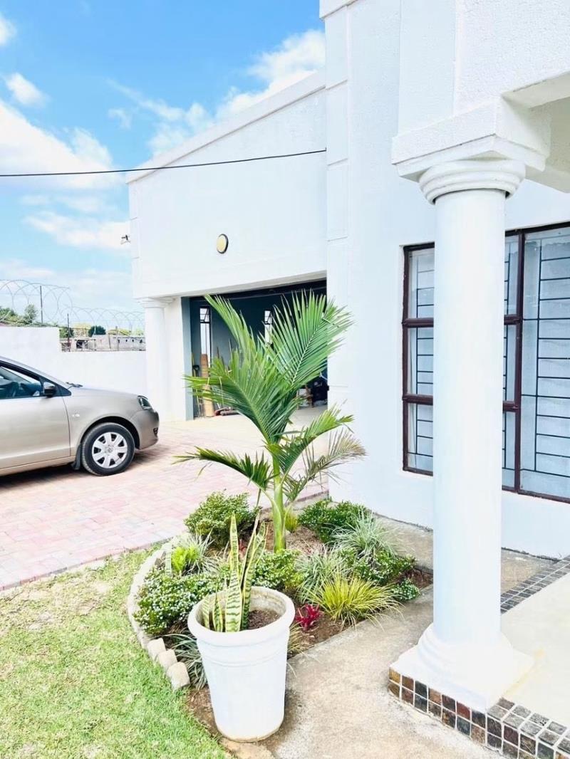 3 Bedroom House in Msholozi