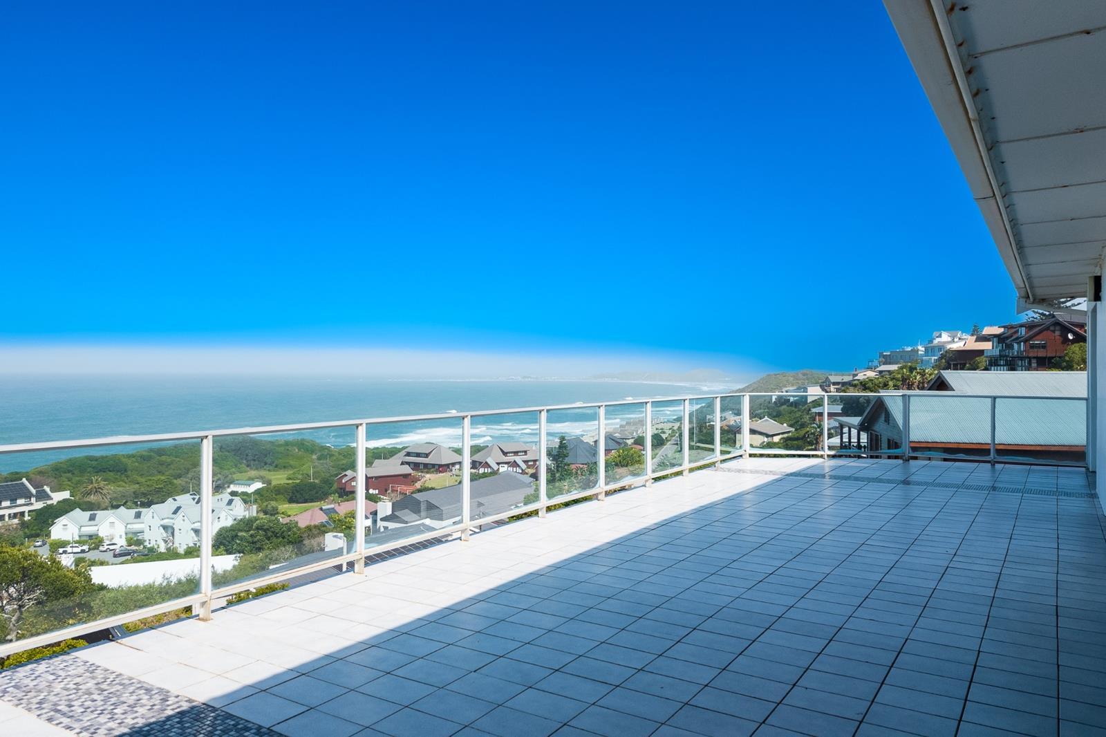6 Bedroom House in Brenton on Sea
