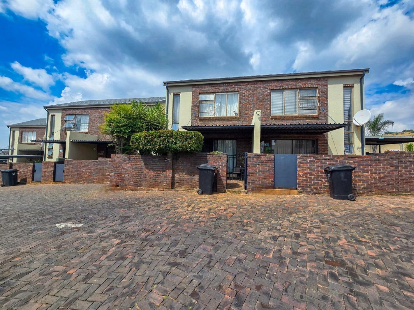 2 Bedroom Townhouse in Noordheuwel
