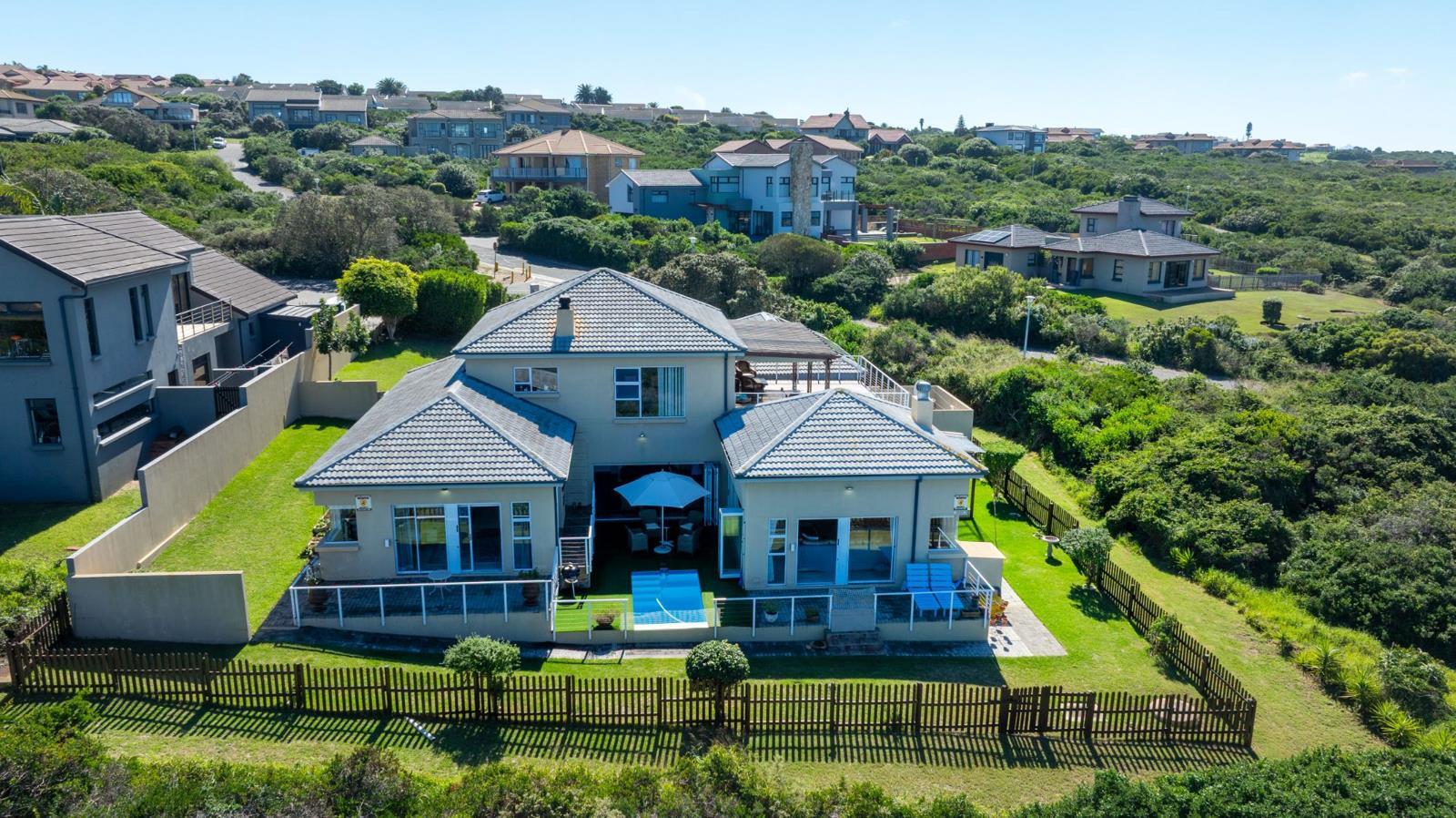 4 Bedroom House in Village On Sea