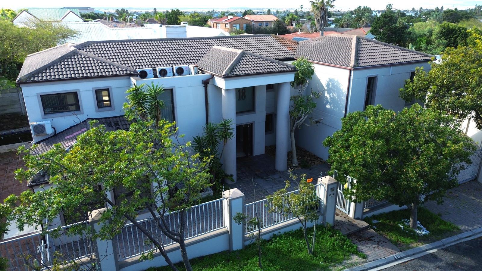 6 Bedroom House in West Beach
