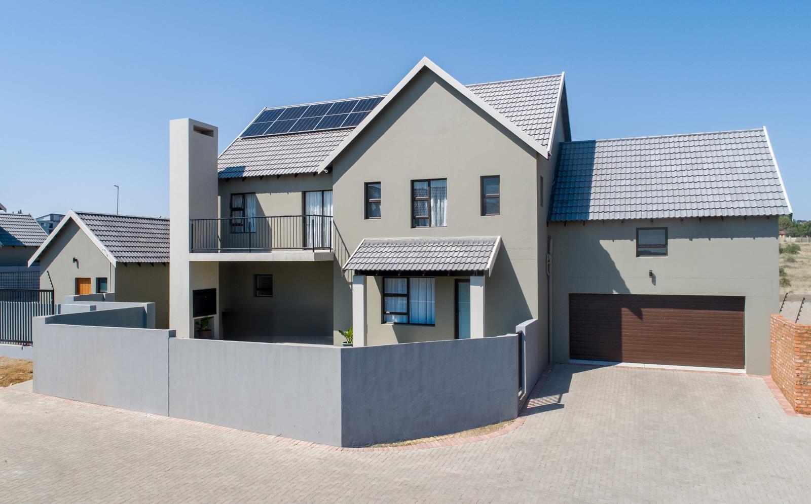 4 Bedroom Townhouse in Oak Land Estate