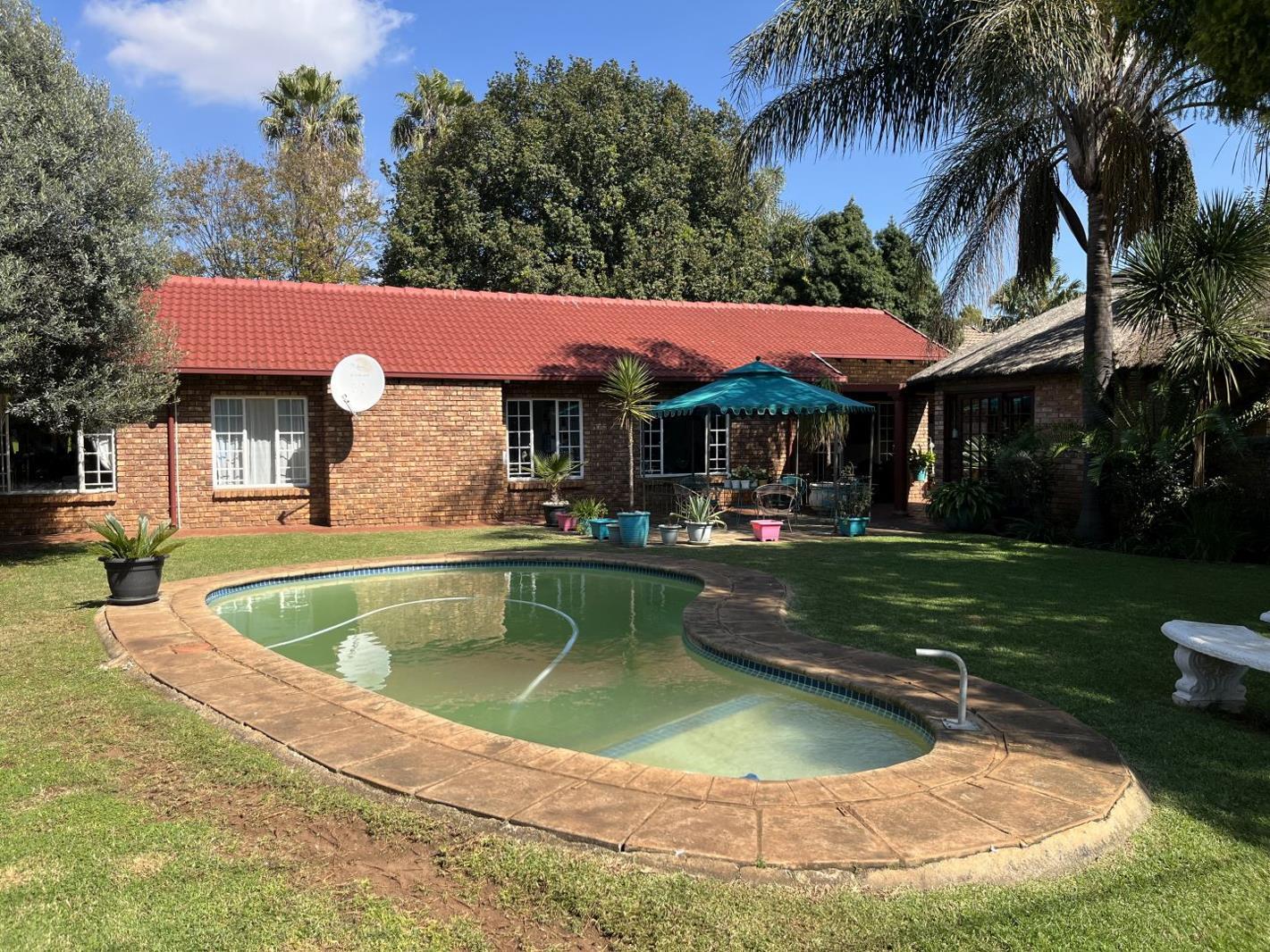 5 Bedroom House in Rooihuiskraal North