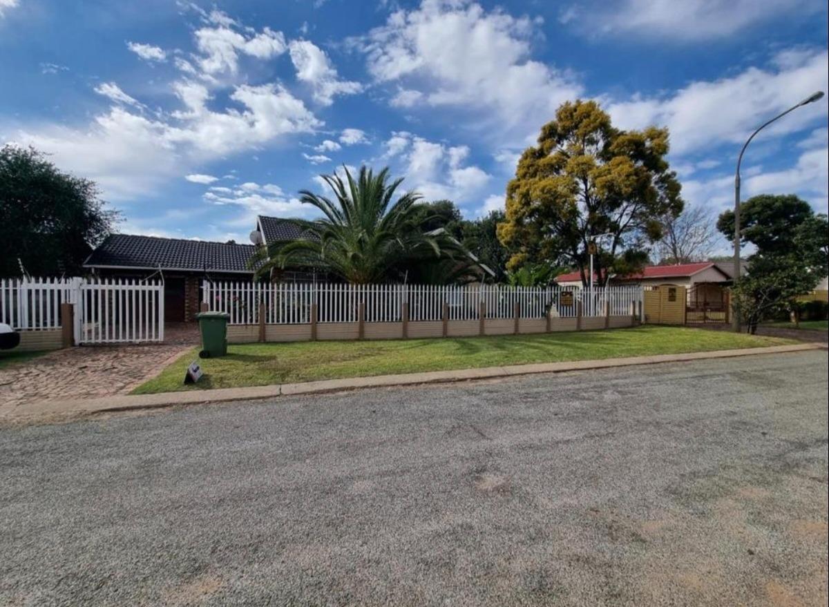 3 Bedroom House in Brackendowns
