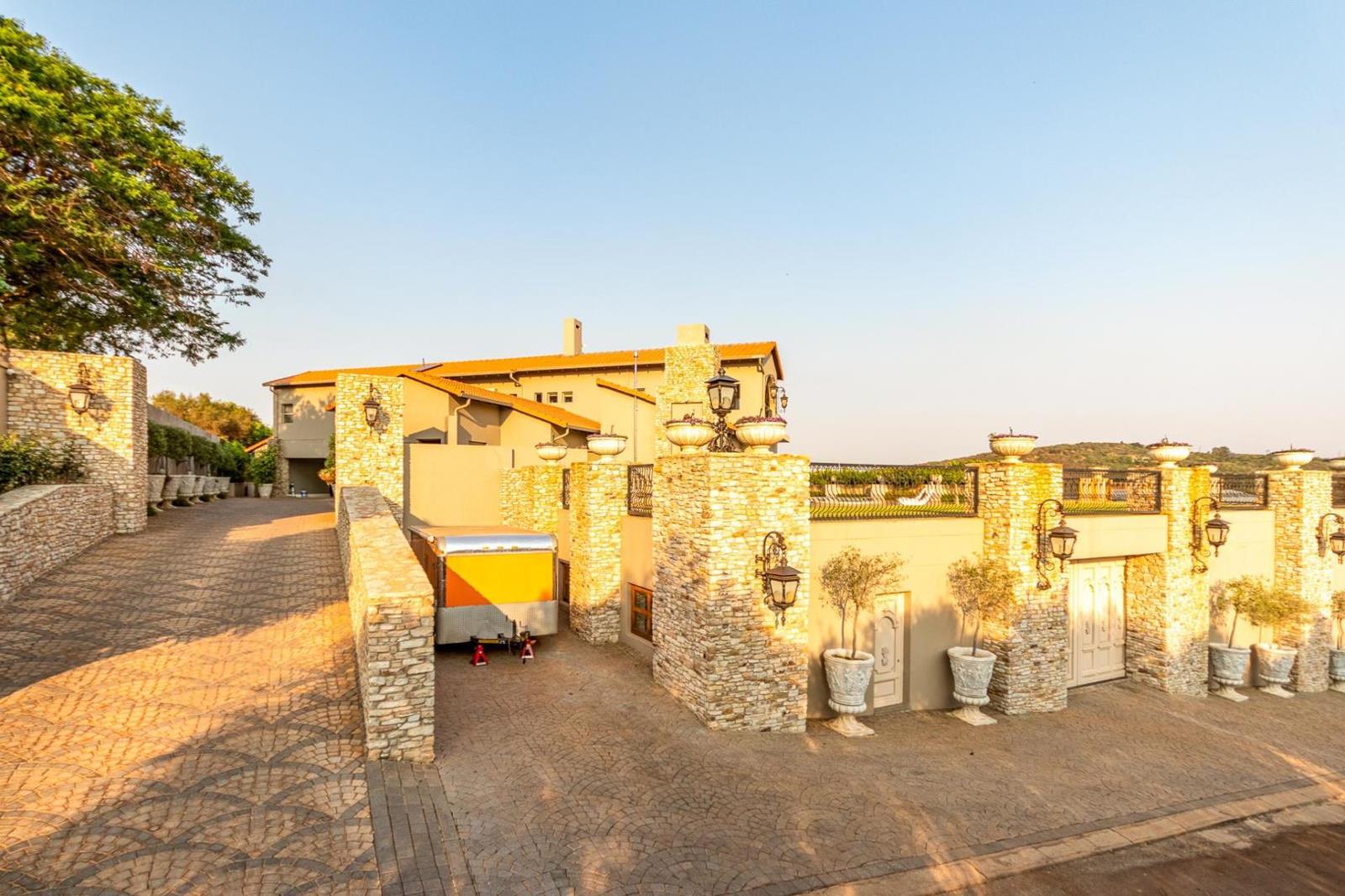 6 Bedroom House in Zwavelpoort