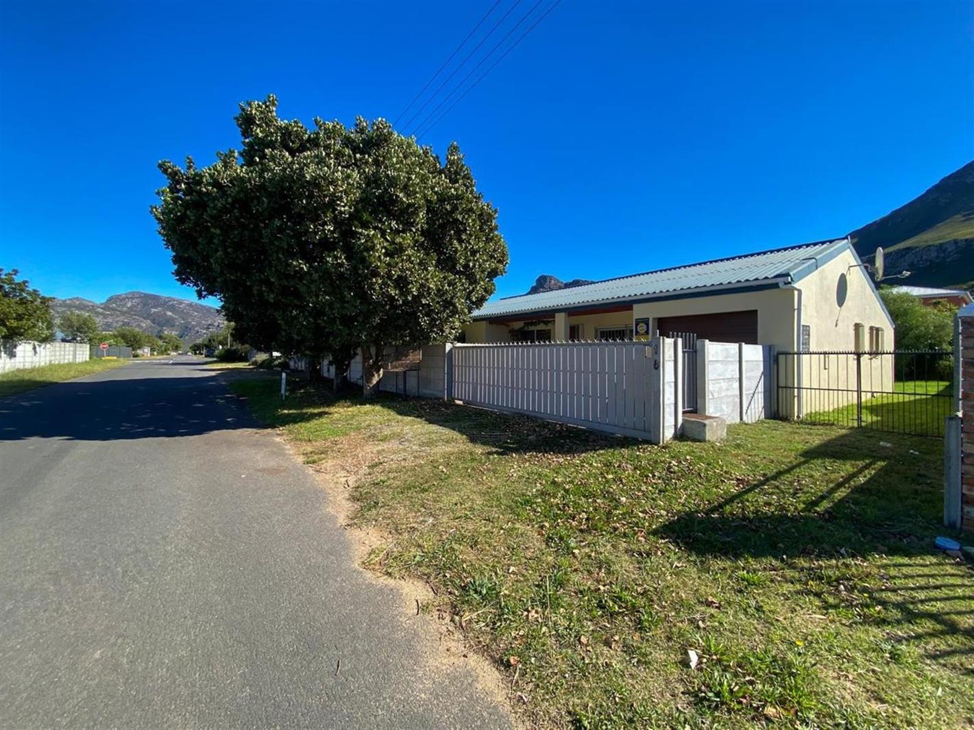 4 Bedroom House in Kleinmond