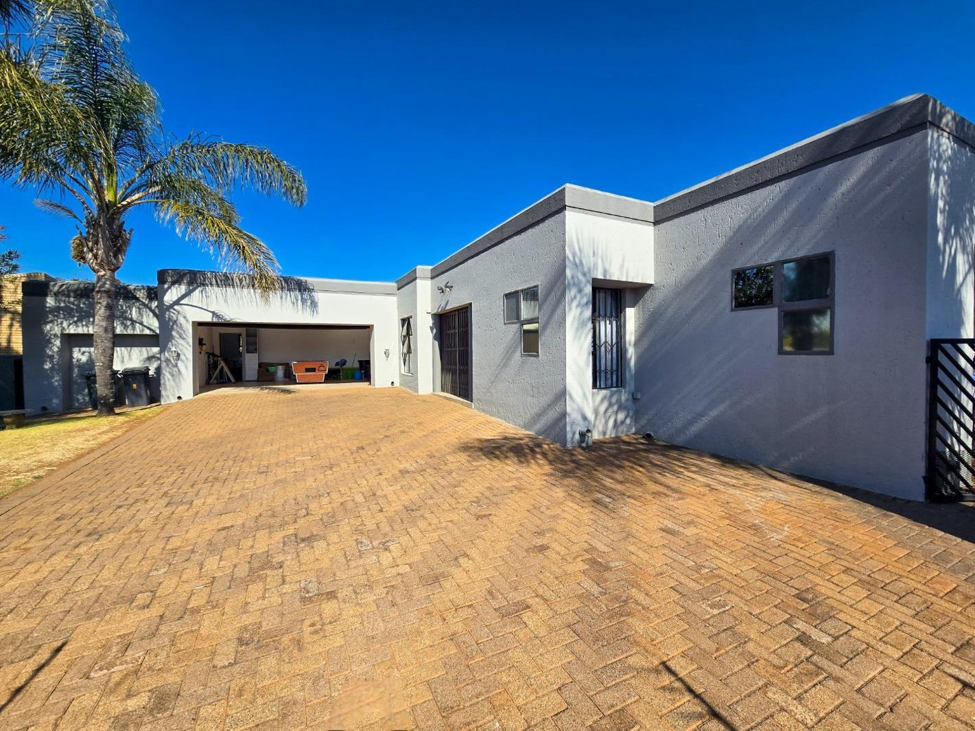 4 Bedroom House in Noordheuwel