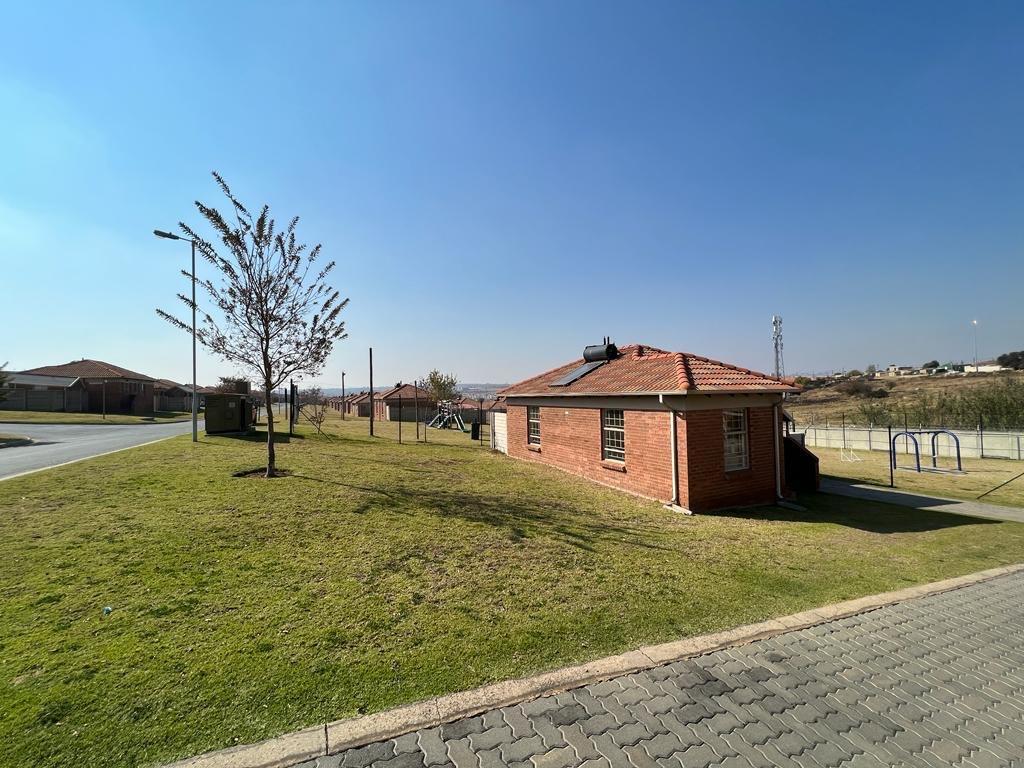 2 Bedroom Townhouse in Olievenhoutbosch