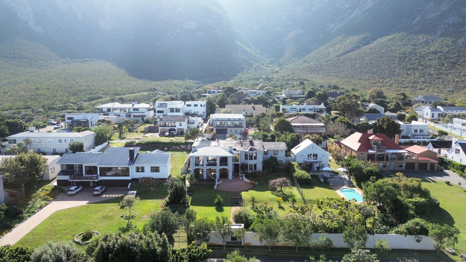 7 Bedroom House in Voelklip