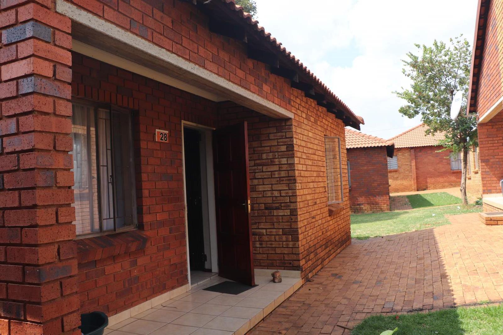 3 Bedroom Townhouse in Protea Glen