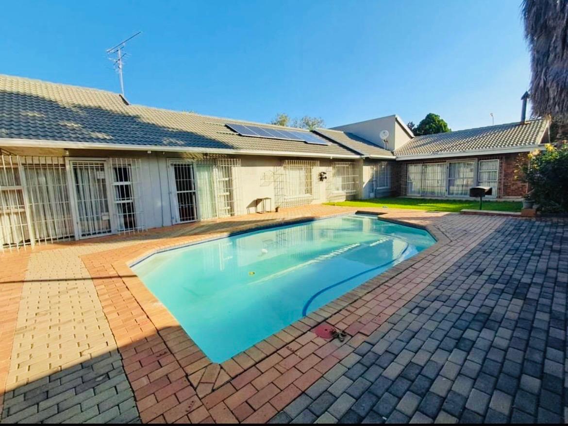 6 Bedroom House in Mayfield Park