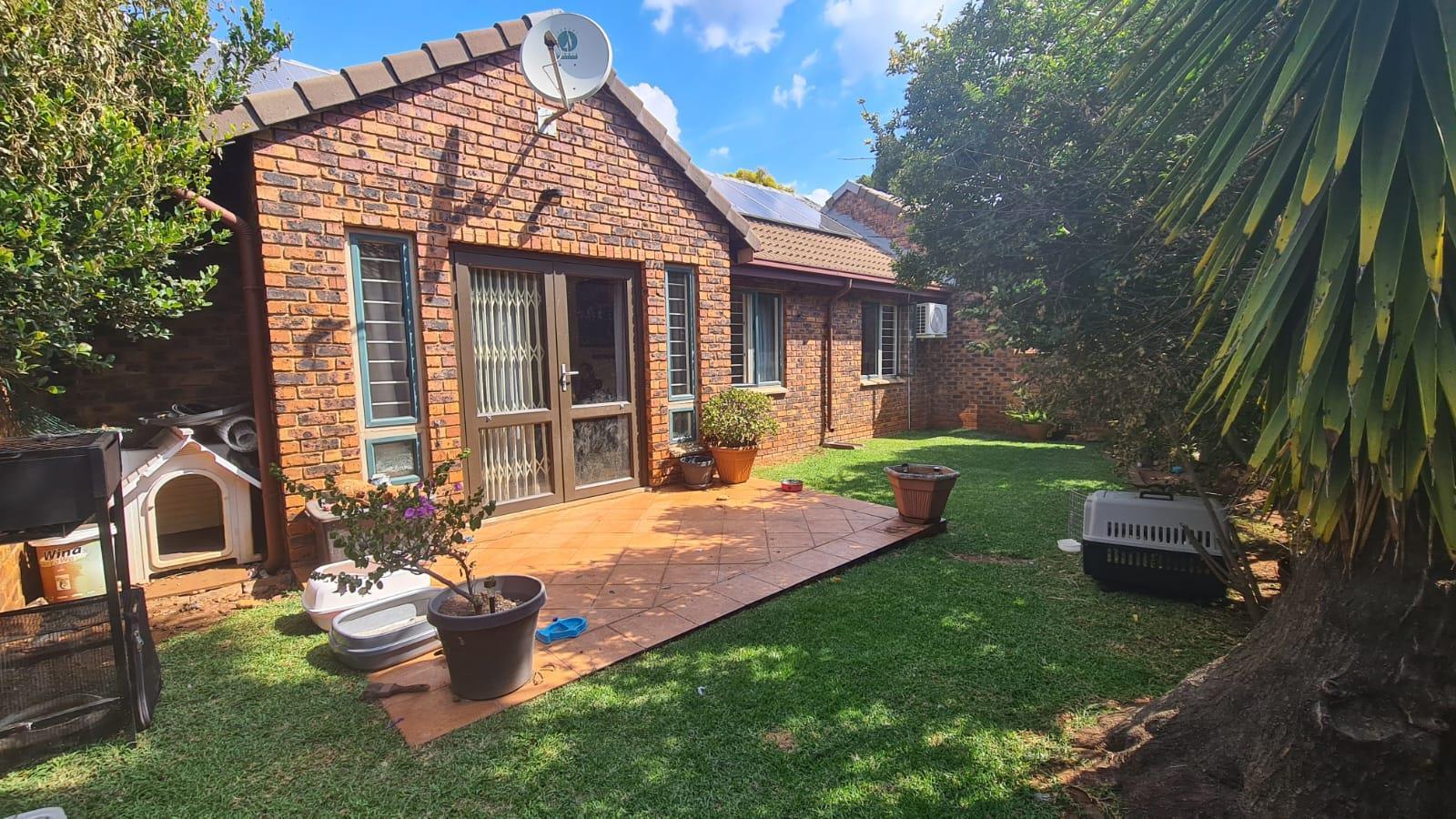 2 Bedroom Townhouse in Die Hoewes