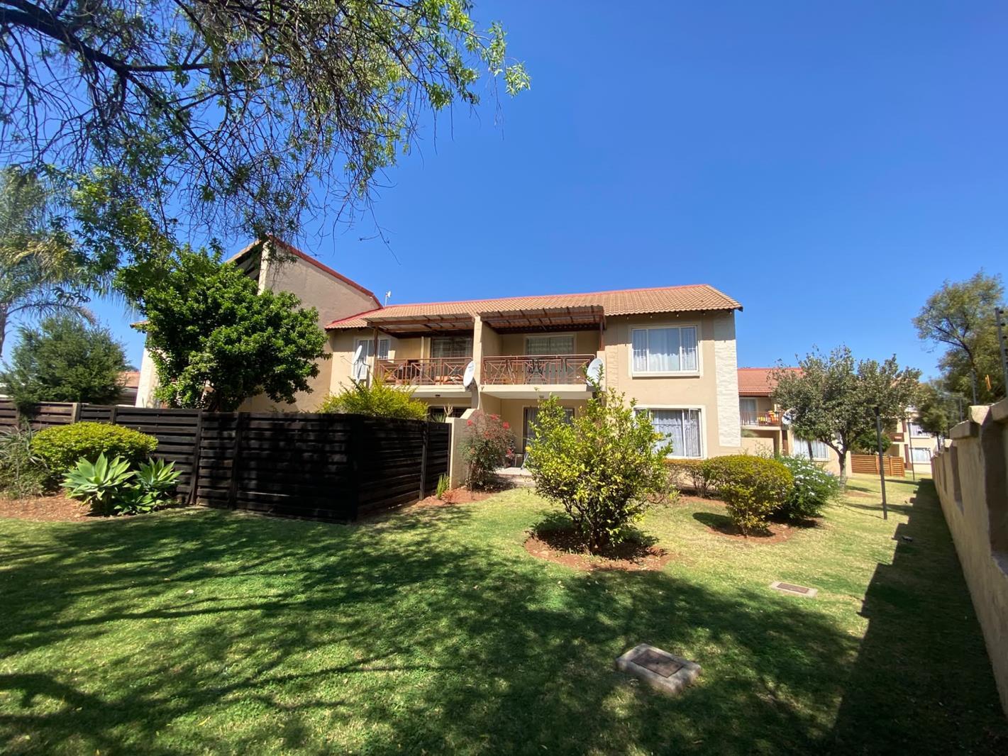 2 Bedroom Apartment in Die Hoewes