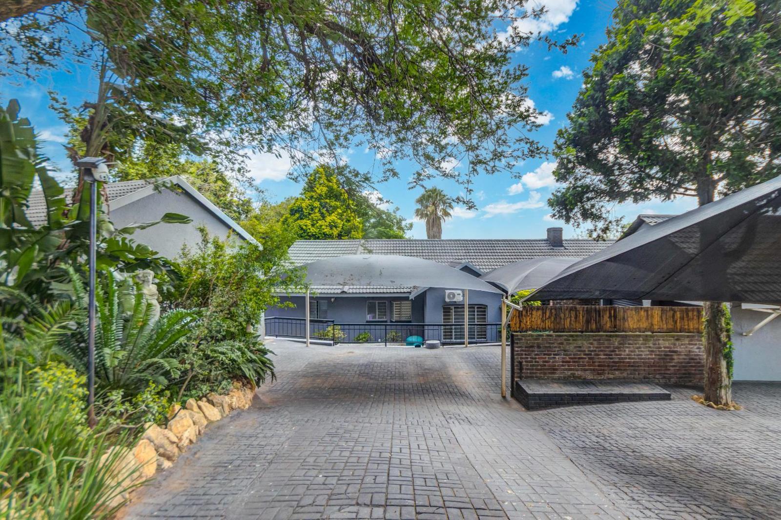 4 Bedroom House in Weltevreden Park