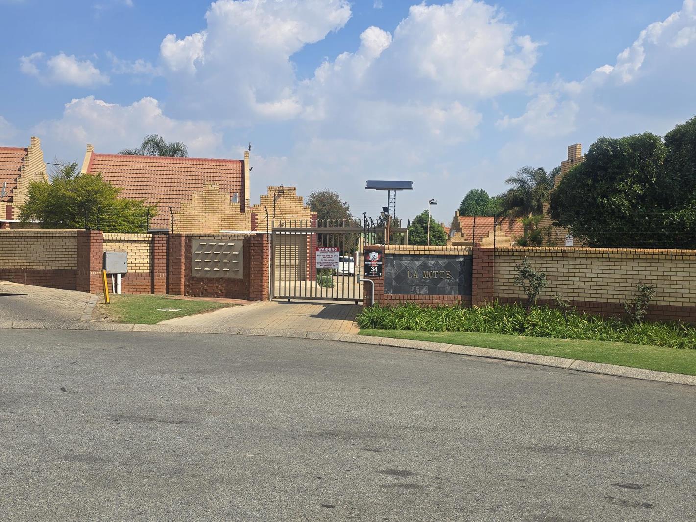 2 Bedroom Simplex in Glen Marais