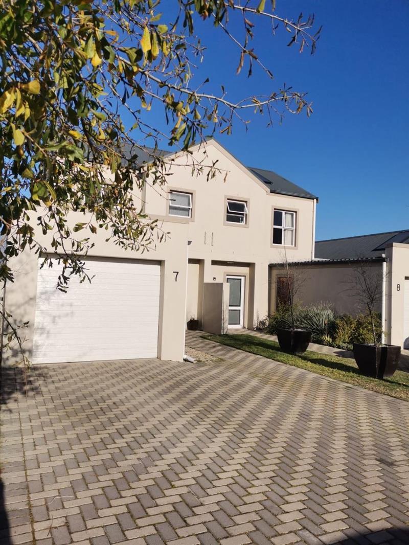 2 Bedroom Townhouse in Paarl Central