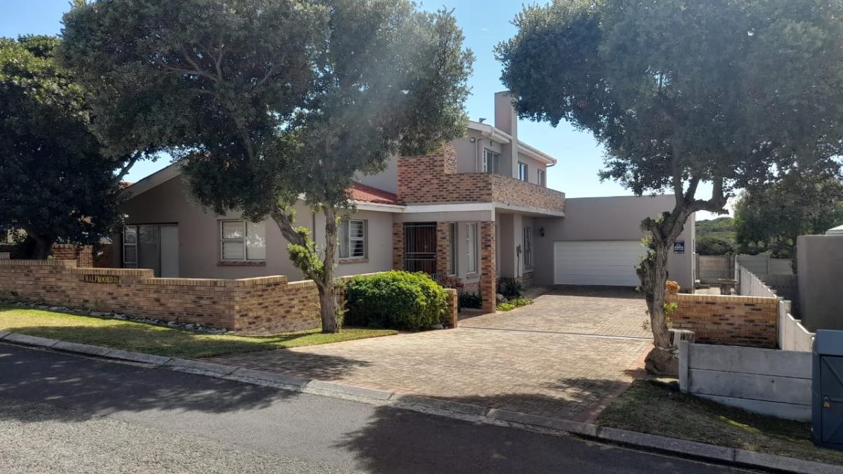4 Bedroom House in Kleinbaai