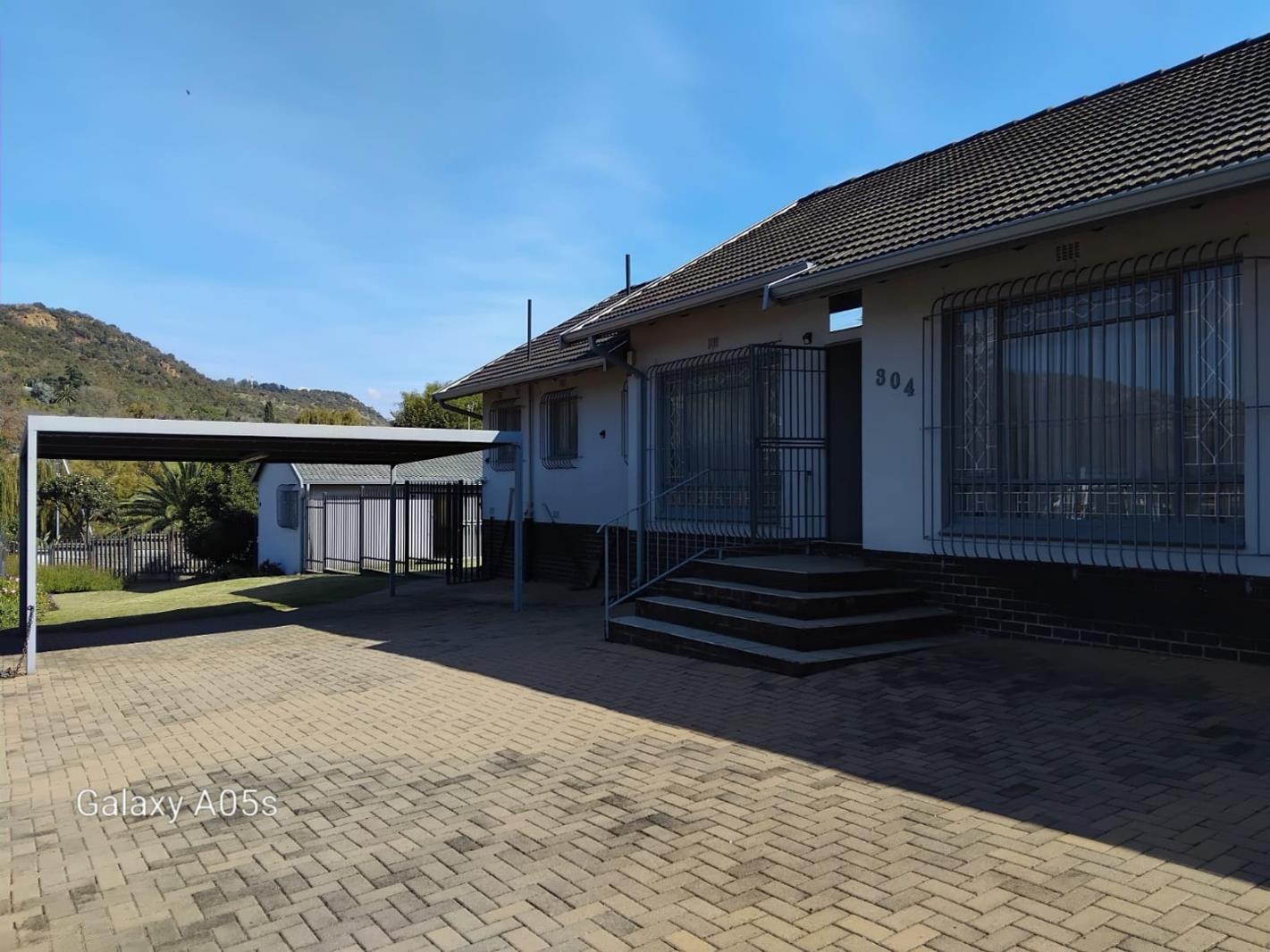 4 Bedroom House in Mondeor
