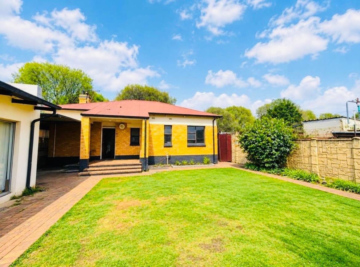 2 Bedroom House in Regents Park