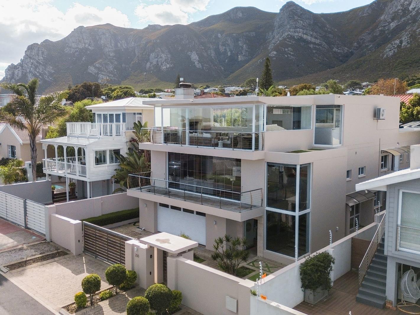 4 Bedroom House in Voelklip