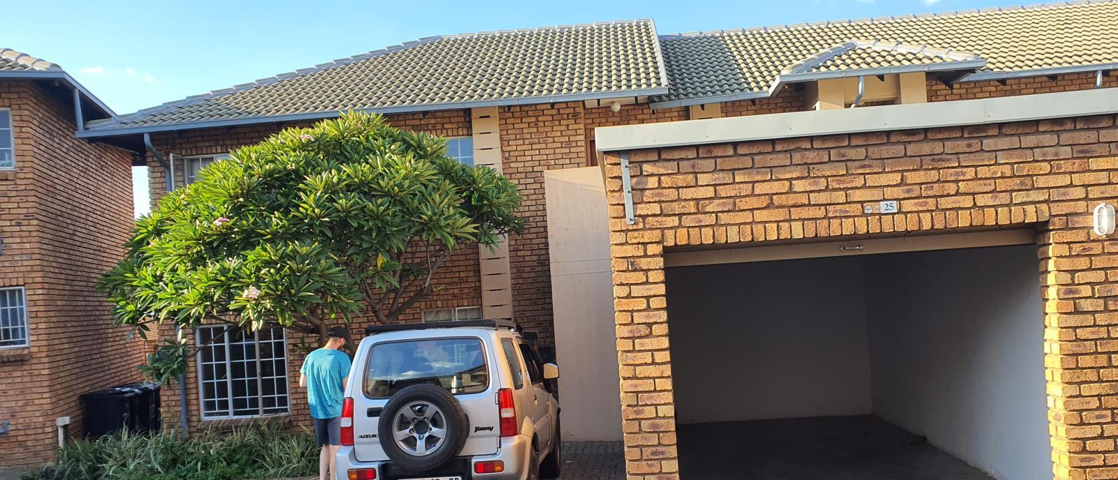 2 Bedroom Townhouse in Rooihuiskraal North