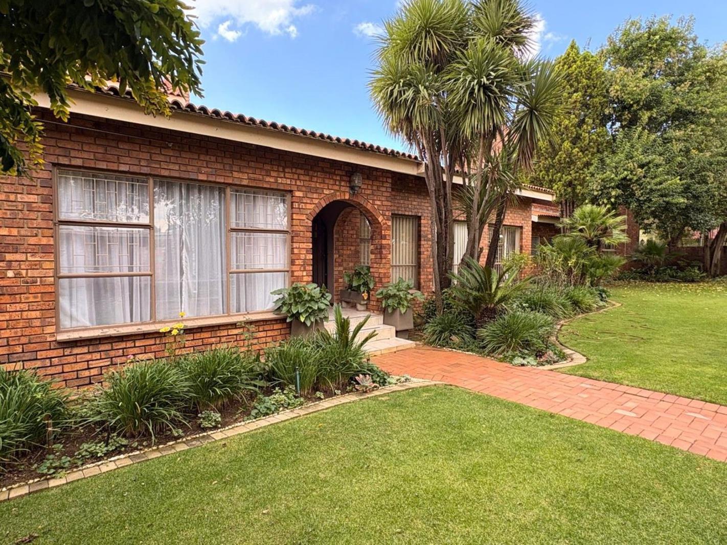 8 Bedroom House in Grimbeek Park