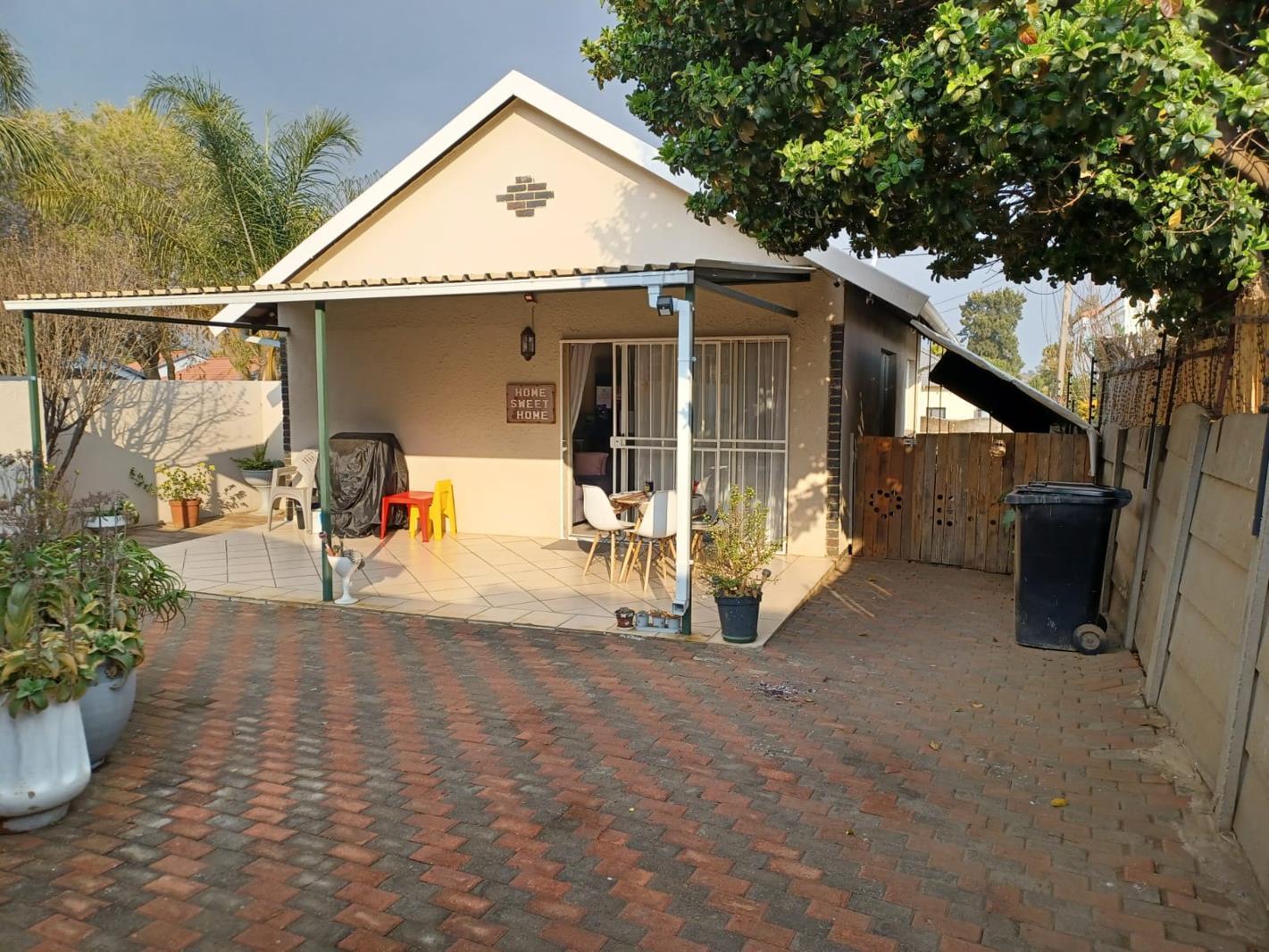 2 Bedroom Garden Cottage in Brackendowns