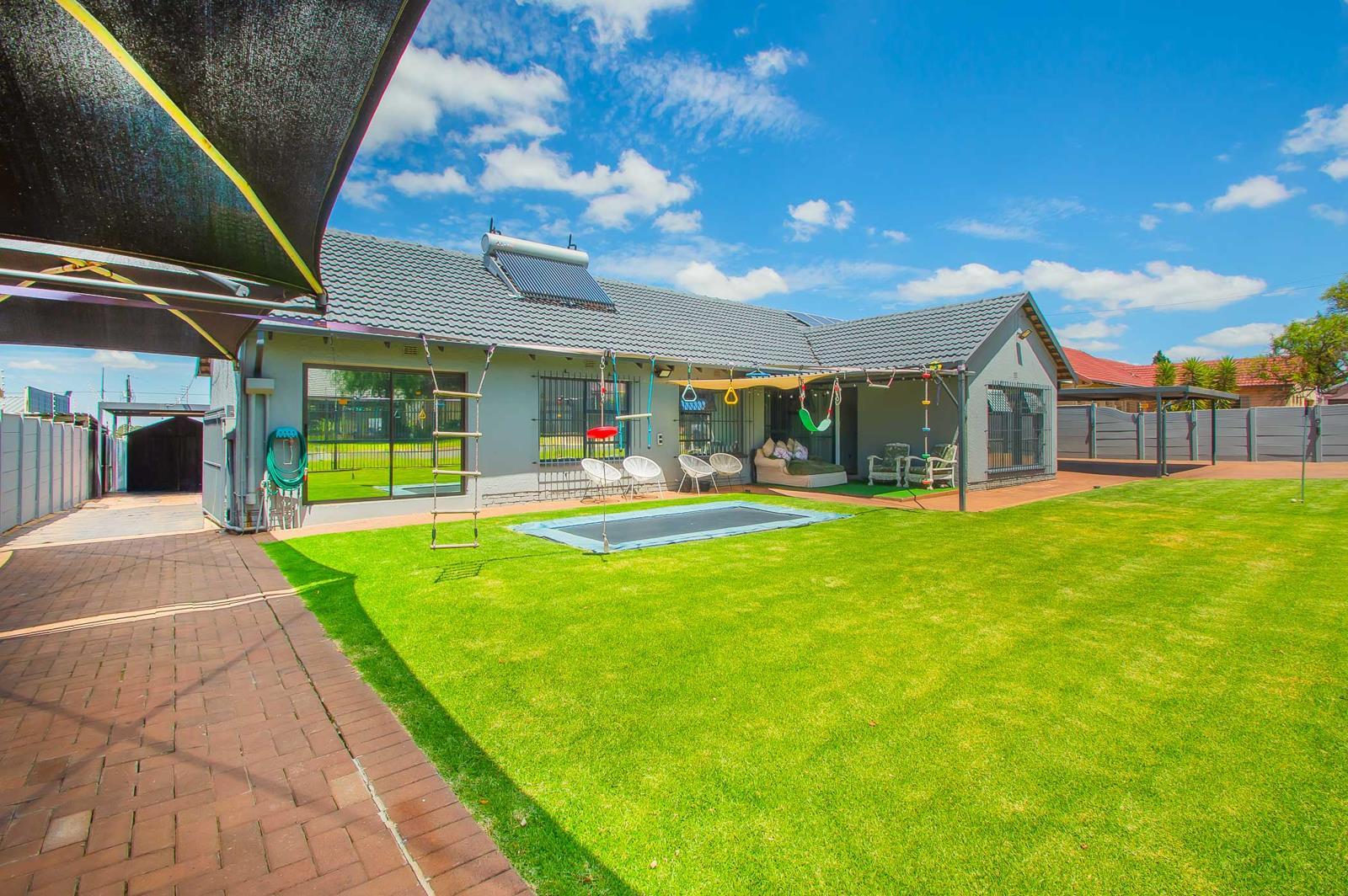 4 Bedroom House in Helderkruin