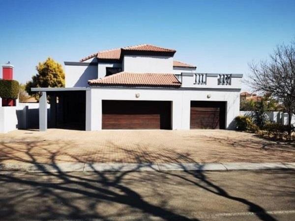 5 Bedroom House in Blue Valley Golf Estate