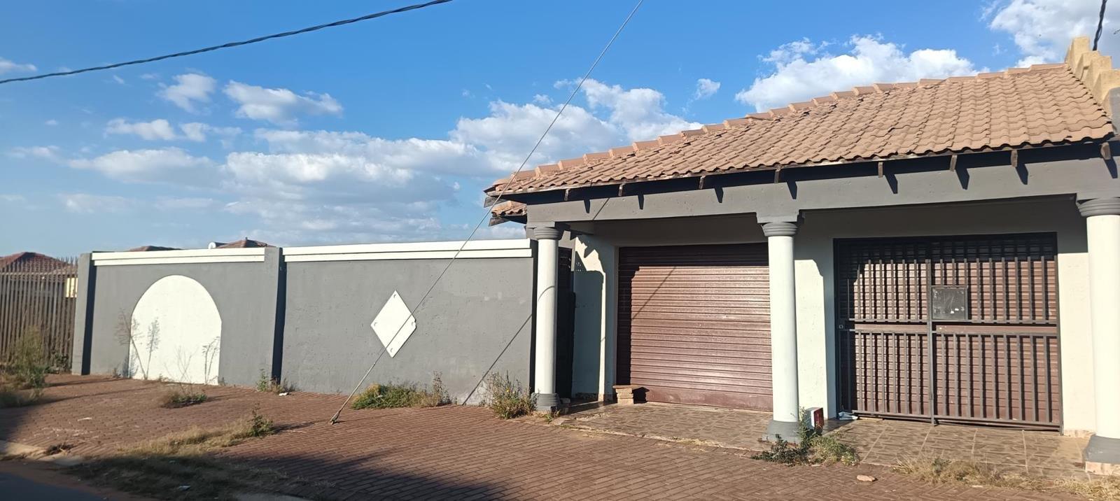 3 Bedroom House in Azaadville Gardens