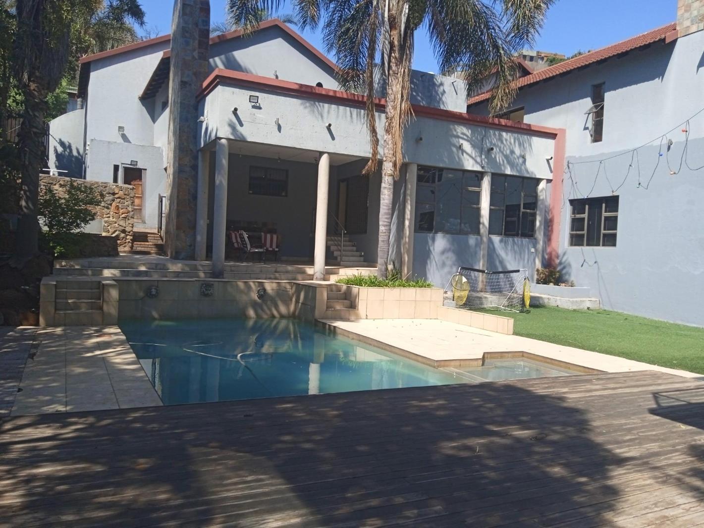 6 Bedroom House in Glenvista