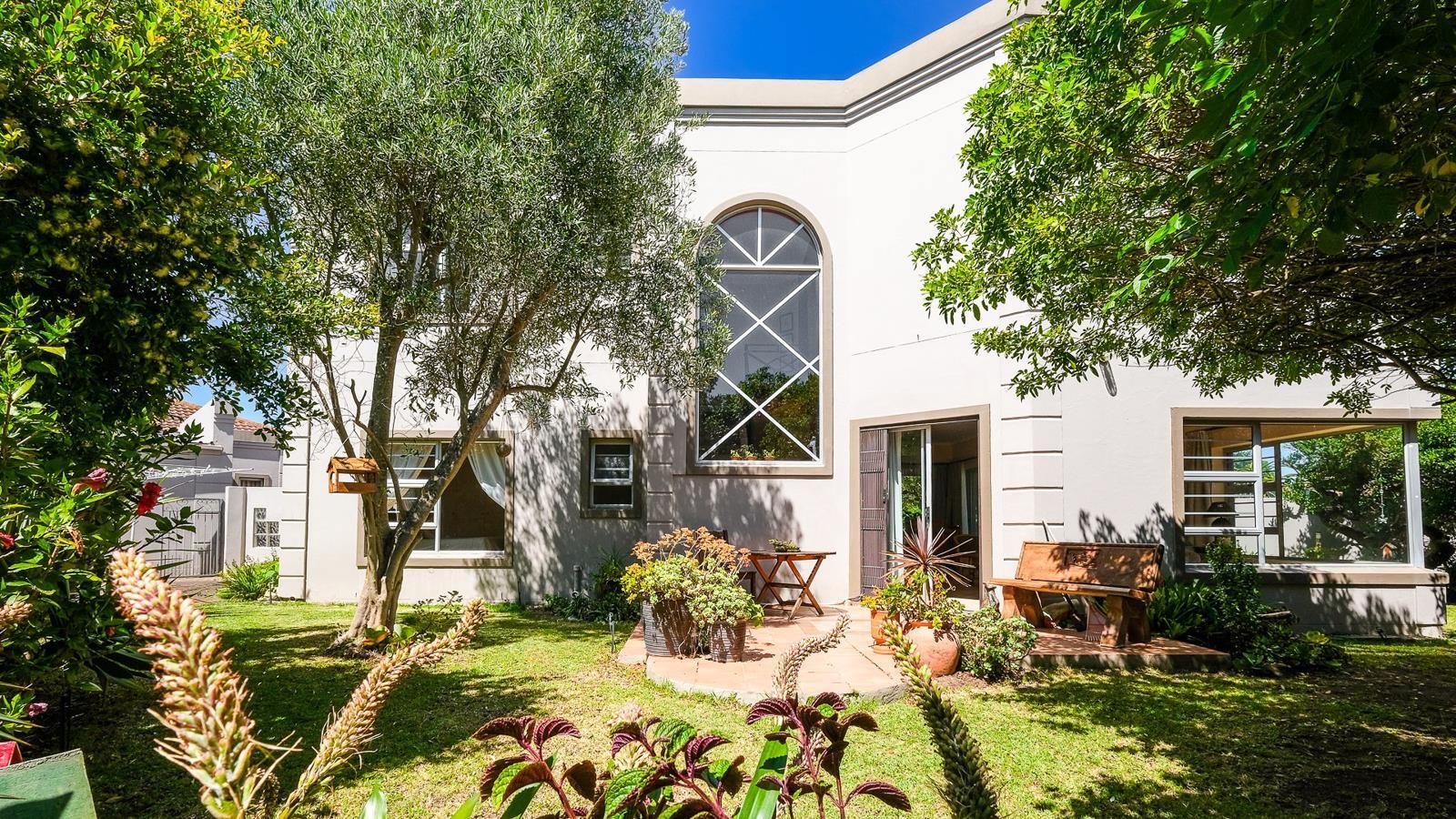 5 Bedroom House in Cola Beach