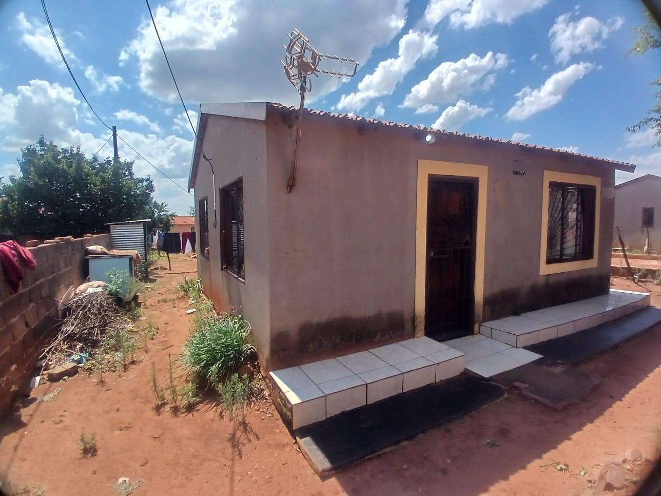 2 Bedroom House in Kanana Park