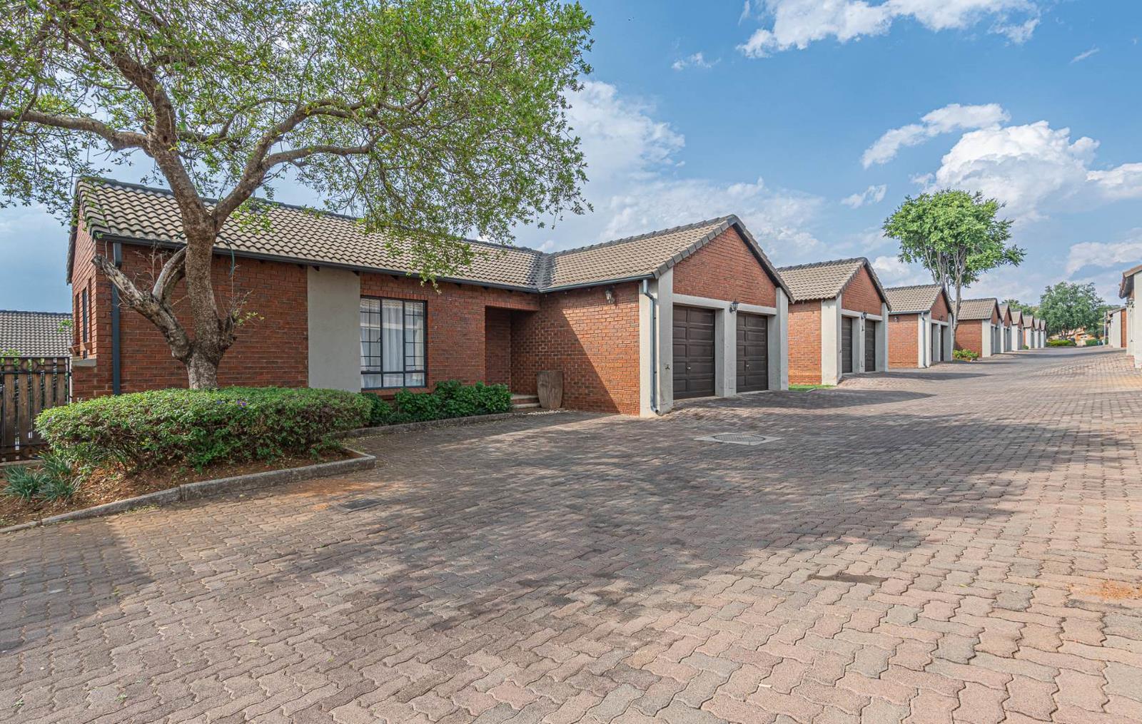 3 Bedroom House in Mooikloof Equestrian Estate