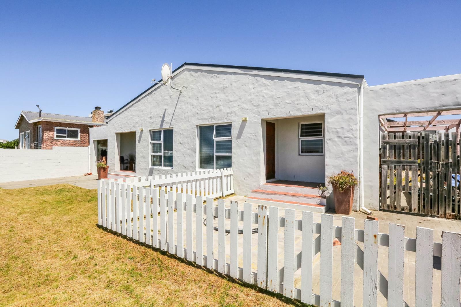4 Bedroom House in Struisbaai