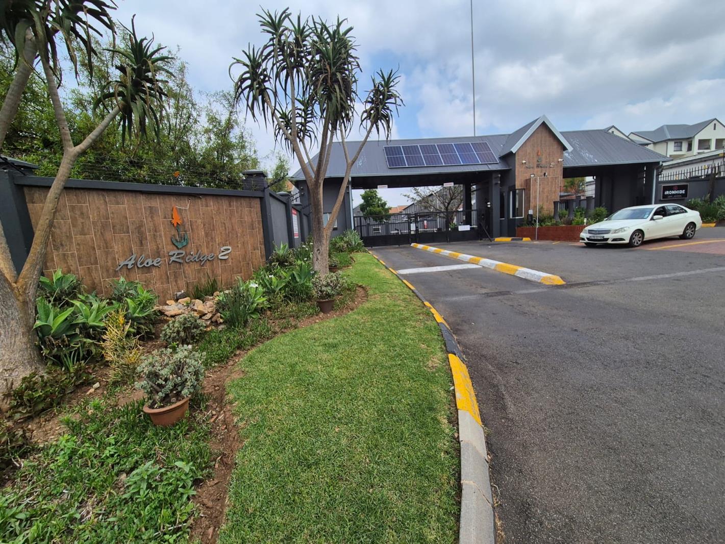 2 Bedroom Simplex in Greenstone Hill