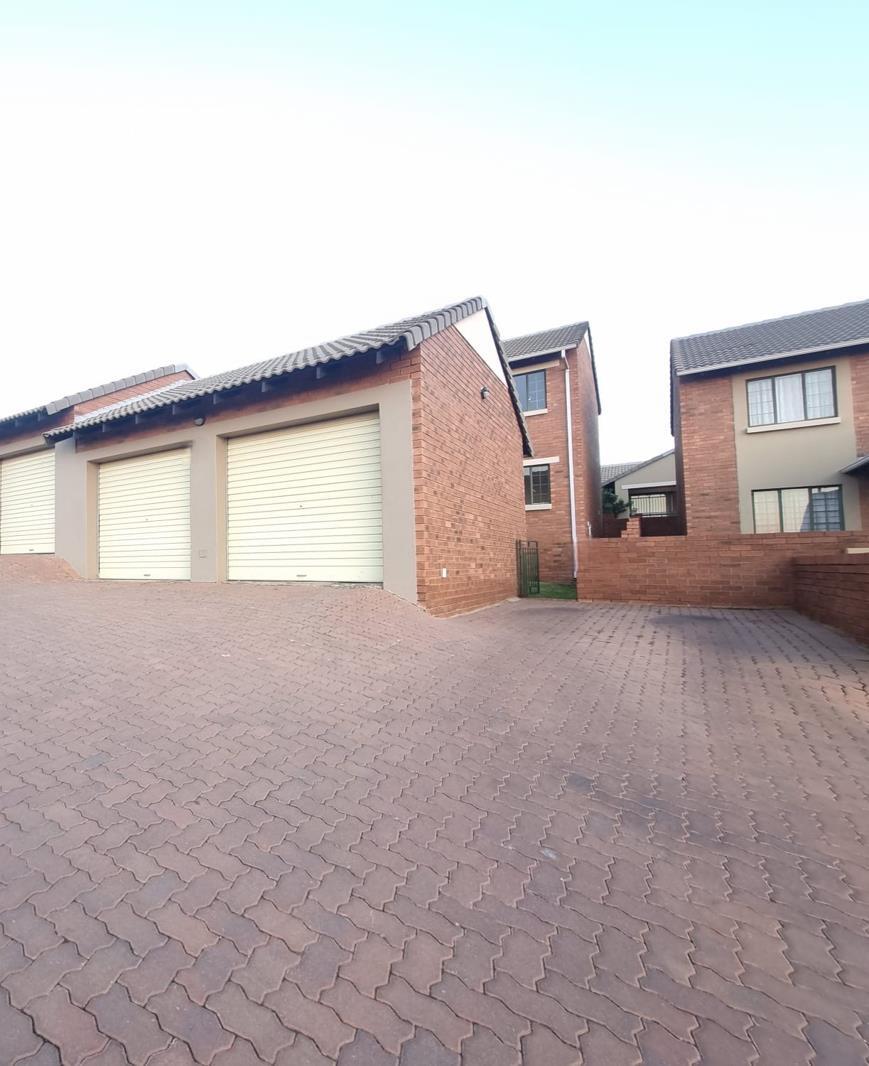 4 Bedroom Simplex in Mooikloof Ridge