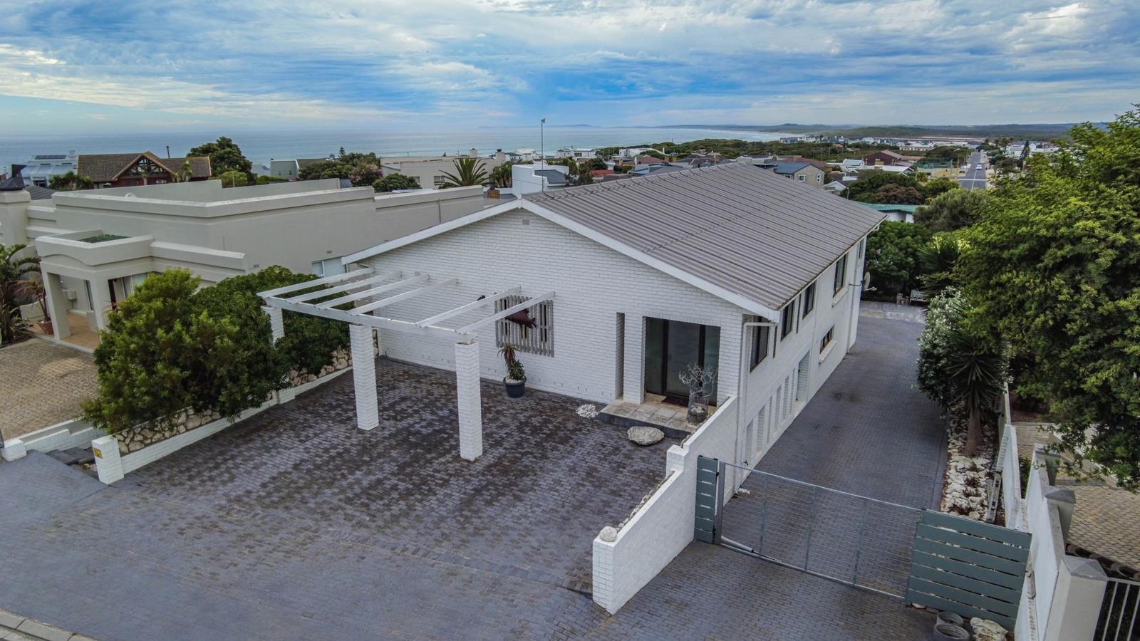 3 Bedroom House in Grotto Bay