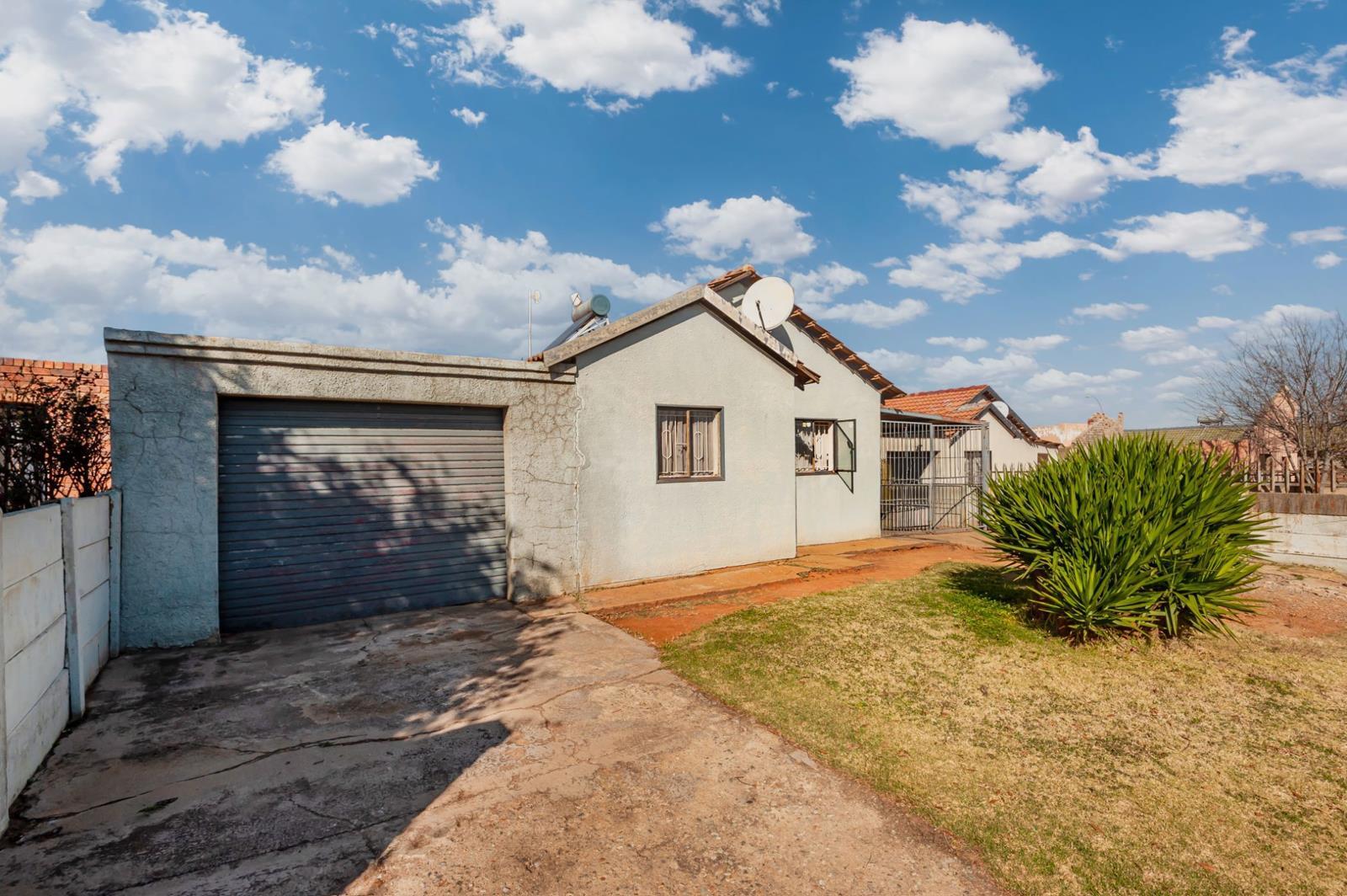 2 Bedroom House in Lenasia South