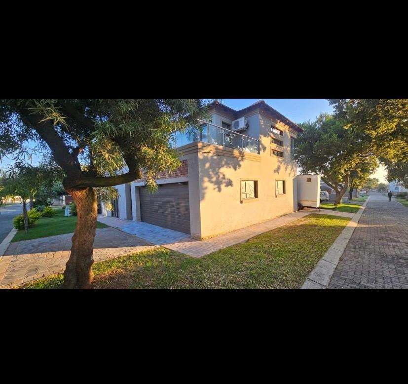 6 Bedroom House in Waterfall