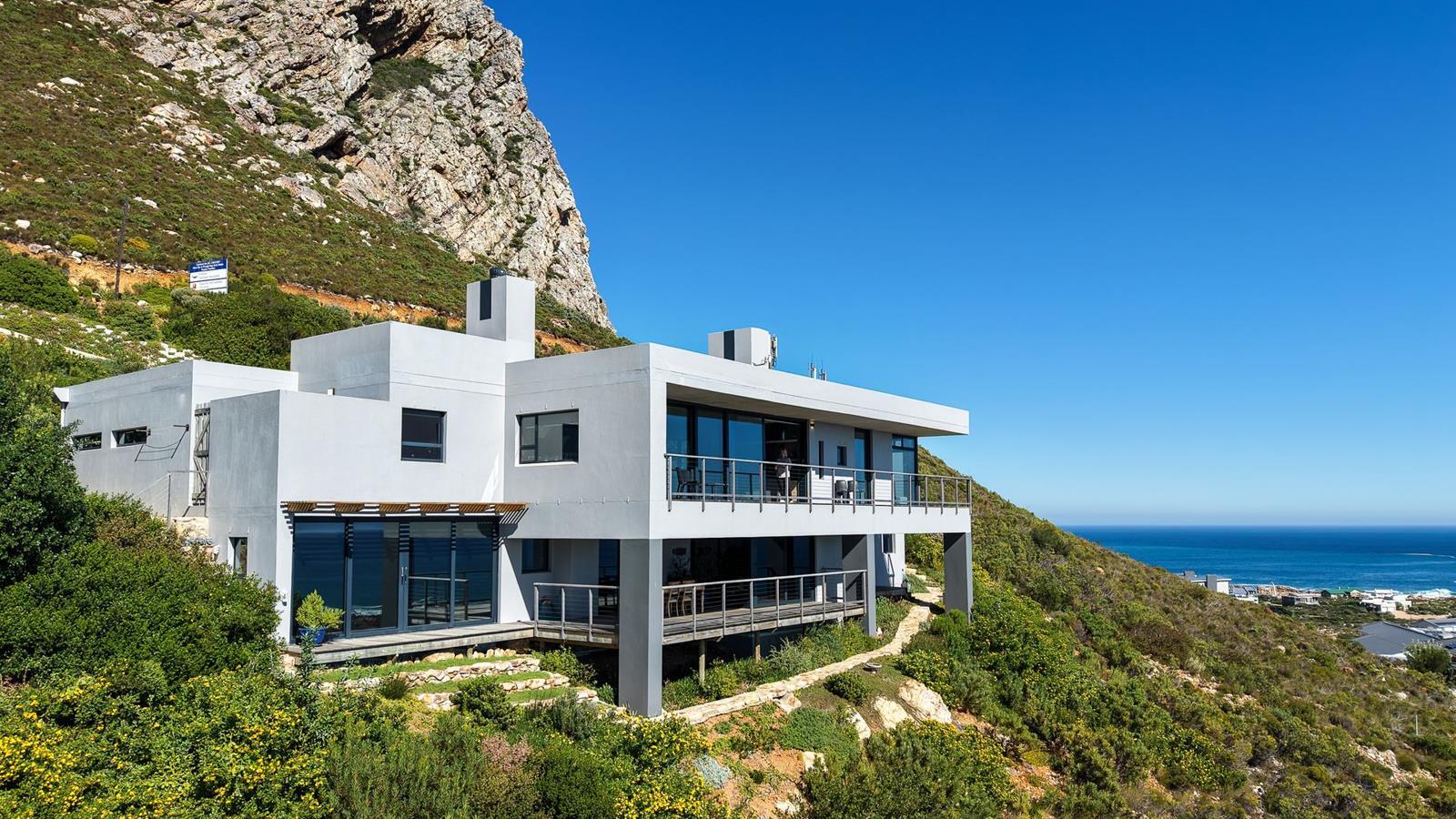 4 Bedroom House in Rooi Els