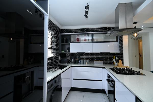 5 Bedroom House in Kosmos