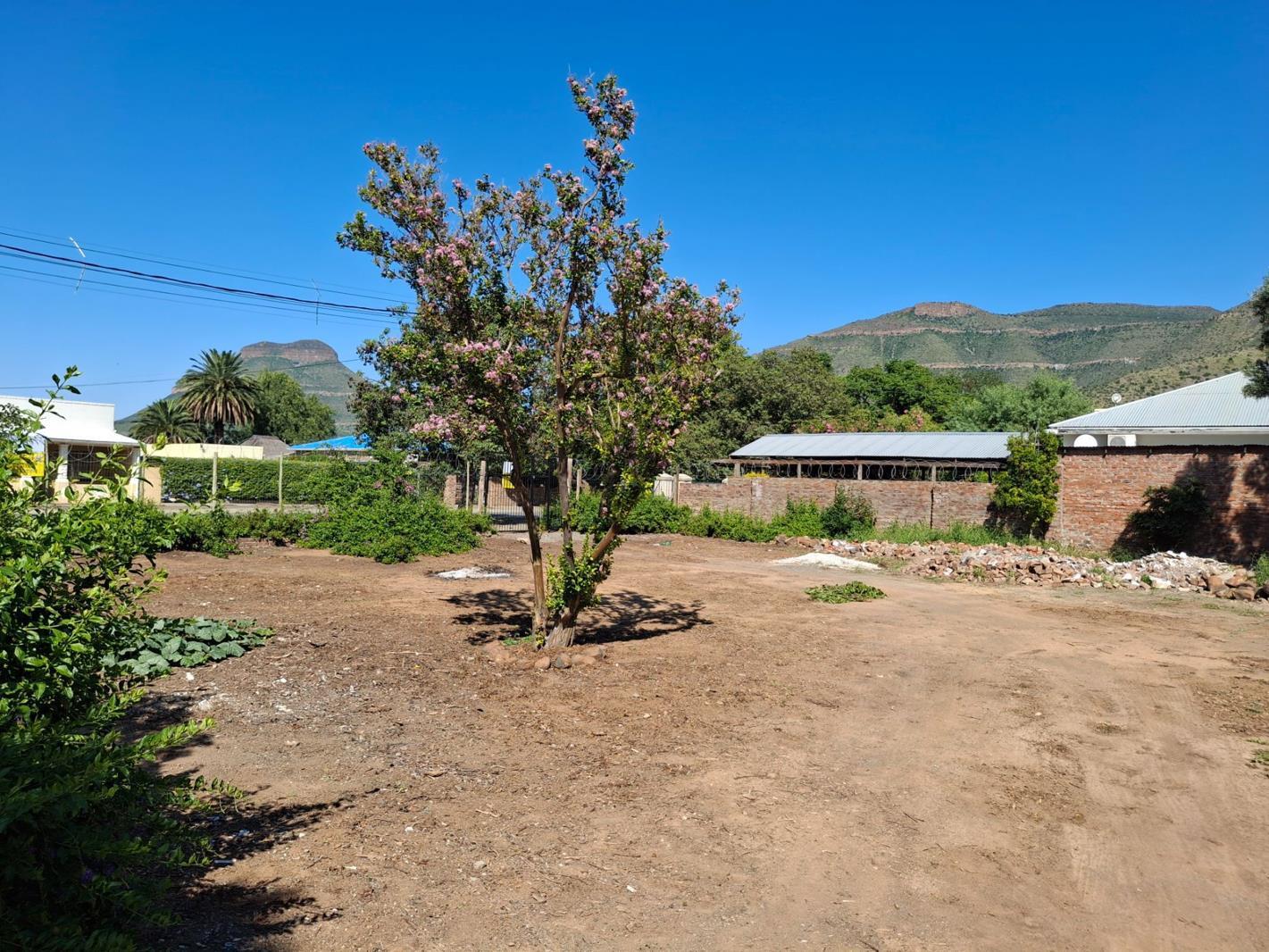 955 m² Land available in Graaff Reinet