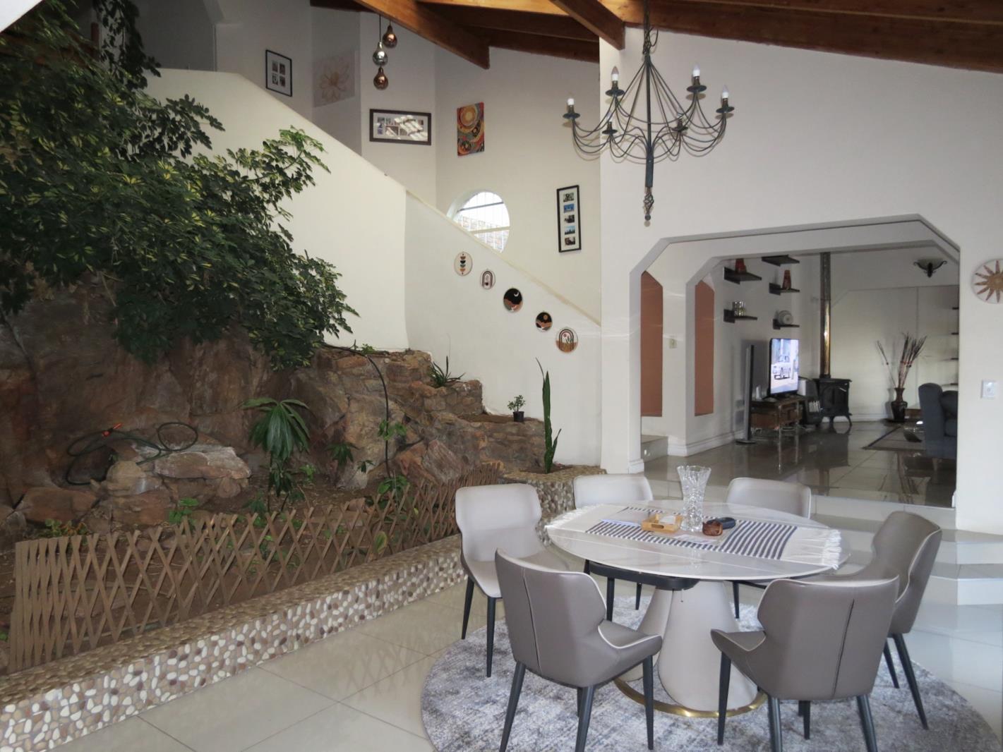 6 Bedroom House in Silverton