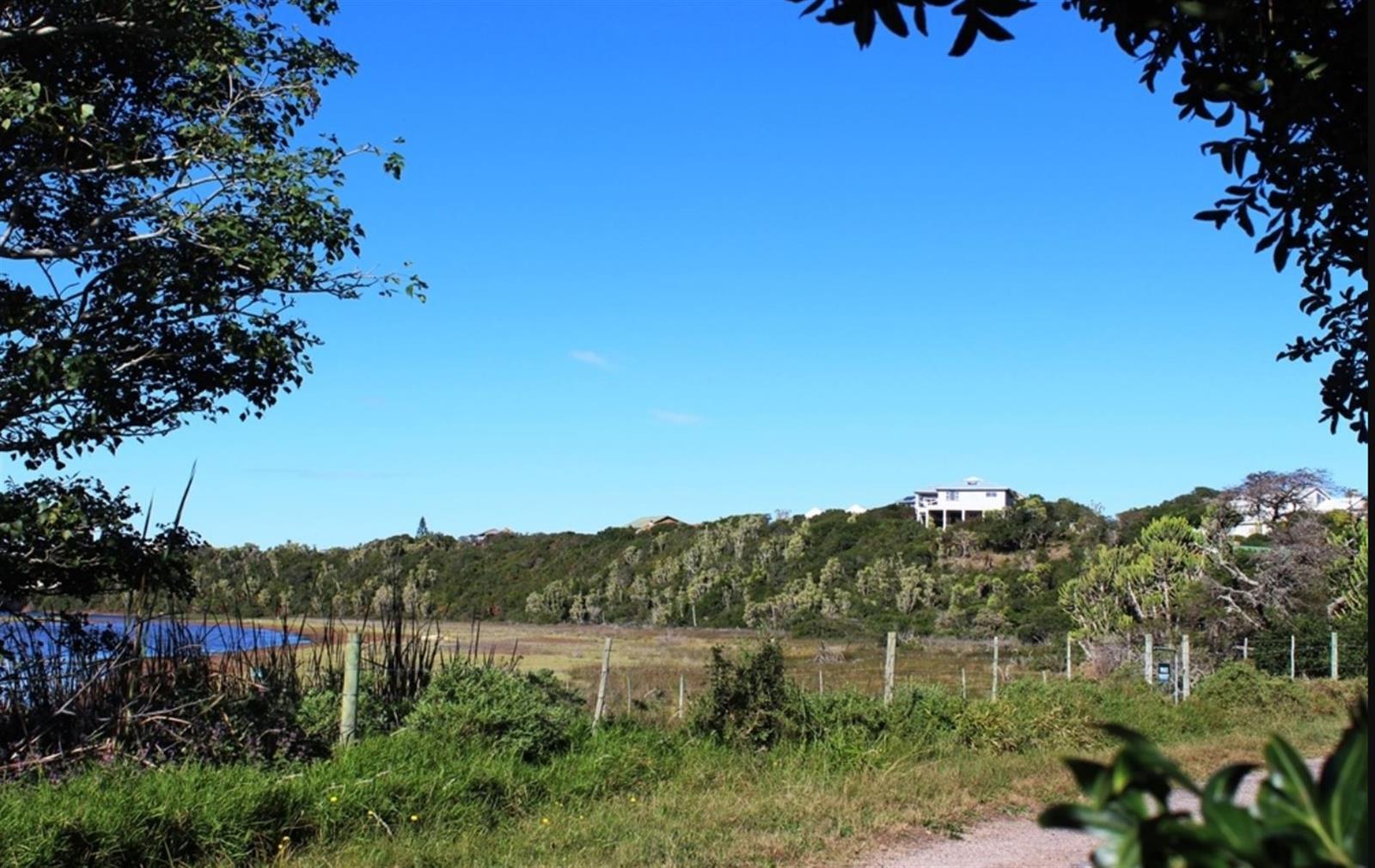 674 m² Land available in Kleinemonde