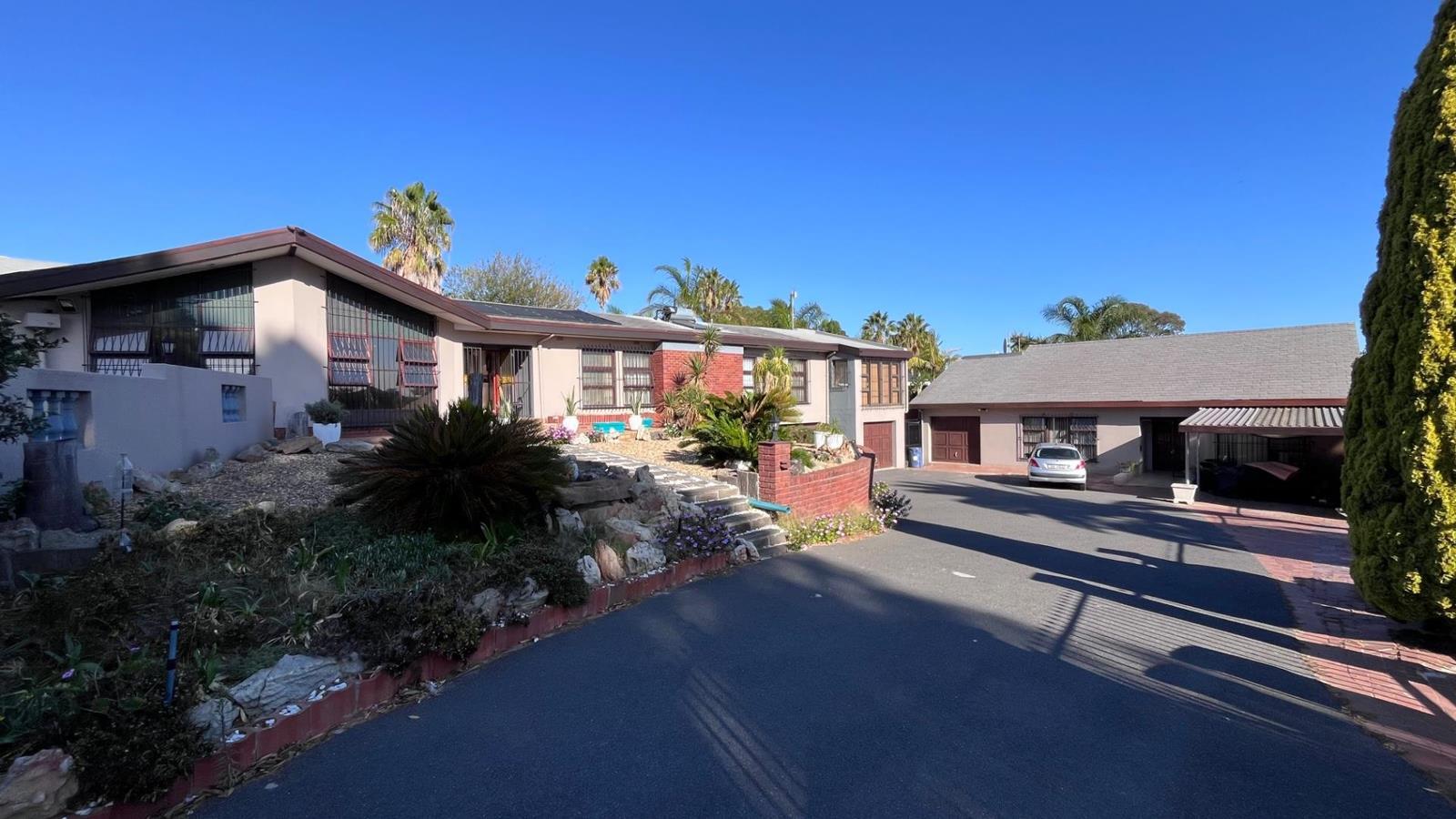 6 Bedroom House in Plattekloof