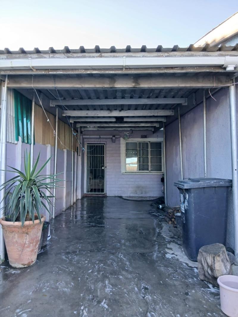 2 Bedroom House in Bonteheuwel